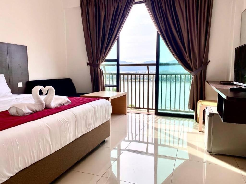 Marina Heights Hotel Residences Lumut Exterior foto